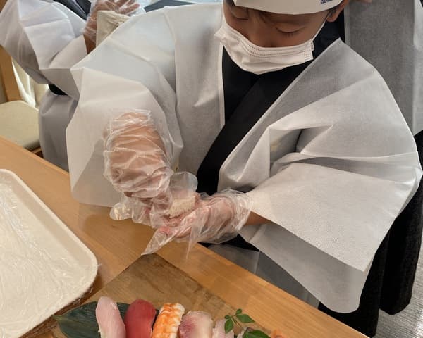 親子同樂☆用在蒲郡捕獲的深海魚做成握壽司！壽司師傅體驗