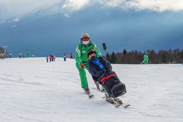 【歡迎滑雪零基礎、身心障礙人士參加】由首次獲得公認的日本領航員帶領雙人滑雪體驗