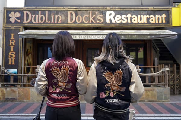 溝板STATION 專業攝影師陪同 穿上橫須賀刺繡外套走訪拍照景點 - 橫須賀